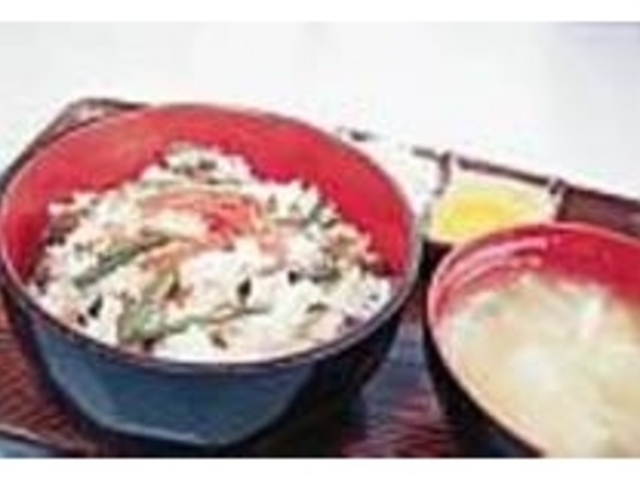 お土産に持ち帰る人も多い『舞茸めし』_滝見ドライブイン