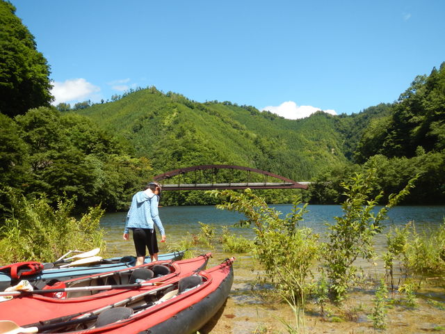 洞元湖、湖の奥の上陸ポイント_ネイチャーナビゲーター