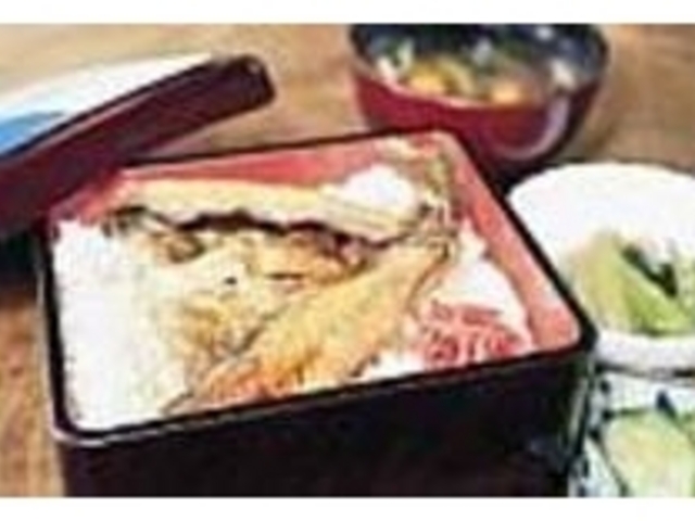 こちらの名物『ます重』はお土産にも人気だ_満寿池