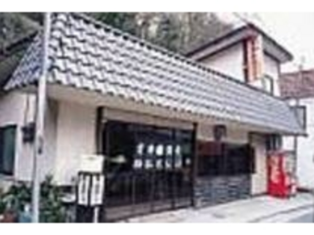 浴衣で散策したい温泉街のちょうど中心部_対馬屋製菓本舗