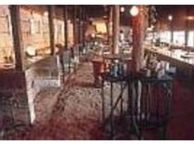 益子ならではの建物を生かした店作り_土空間
