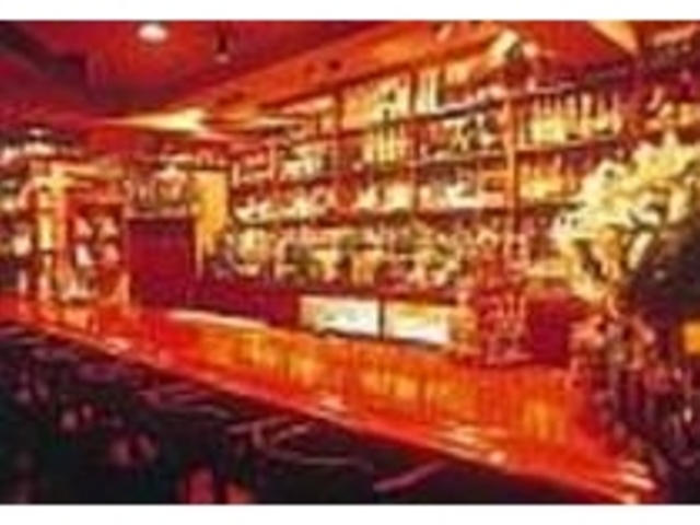 席数は17席、老舗のバーの風格さえ漂う_VAL'S BAR