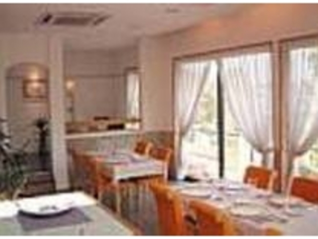 やさしい光が差しこむ清潔感のある店内_Coeur a Coeur