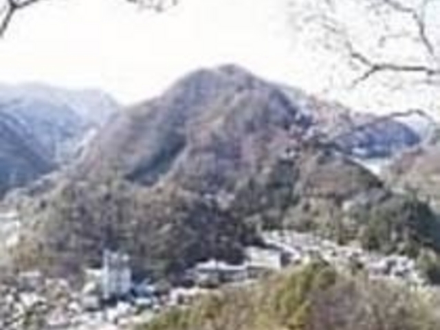 細い山道を登ると美しい景観が眼下に広がる_ダムダム見晴台