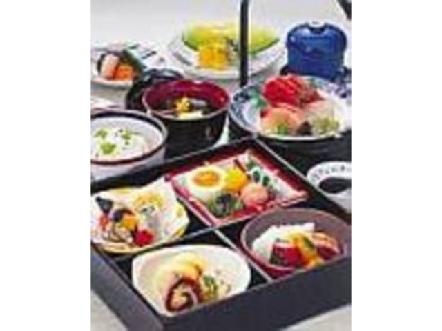 美しい器に盛り付けた彩り豊かな季節の料理_茶力 経ヶ坂