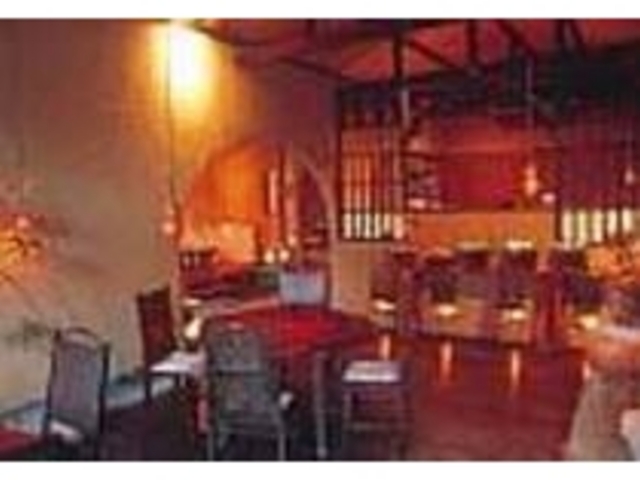 土壁と木の温もりが安らぎを与えてくれる_JAMU LOUNGE