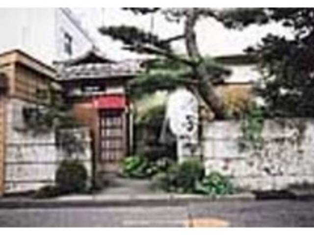 住宅街の中、松の木に下がる提灯が目印_東橋 八寸庵 花子