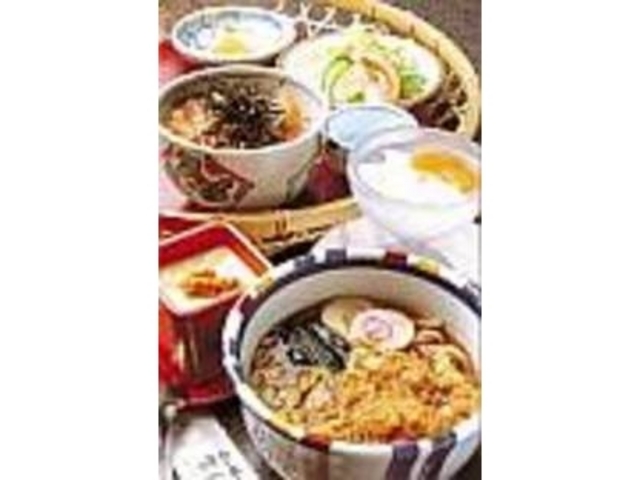 生魚中心の丼や定食が約40種類揃っている_まんぼう亭