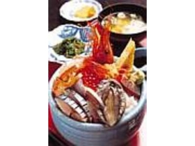 ネタは定番プラス旬の素材。春はシラウオも_活魚 すごう
