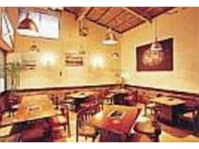 斜めに仕切った高い天井が山小屋風_本場 飛騨牛食べ処 山武商店