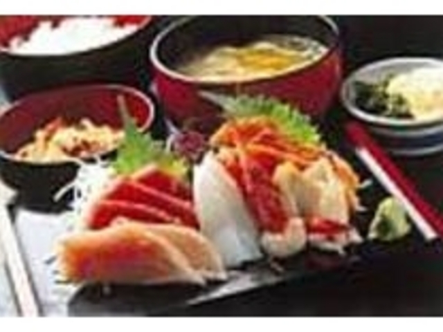 旬の魚介の刺身は新鮮さとボリュームが売り_お食事処 大漁横丁