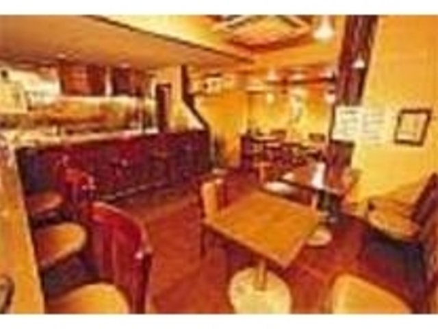 落ち着いた照明が心地いいウッディーな店内_Foods・Bar Miya