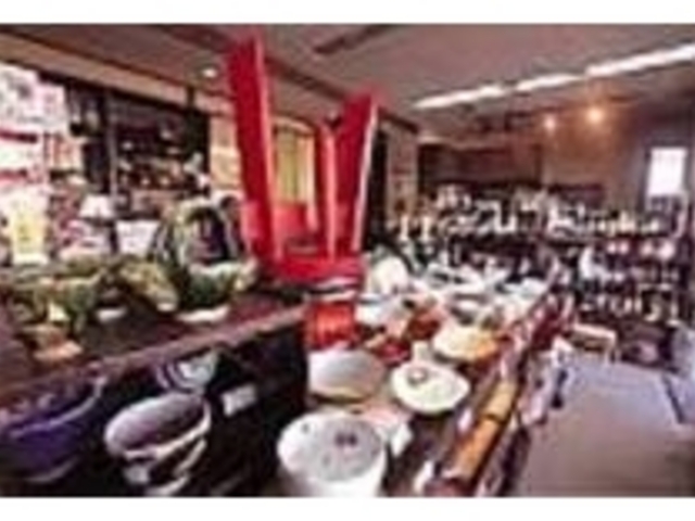 デザイン、価格とも幅広く陶器がそろう店内_酒と陶器の店 酒舗 伊澤