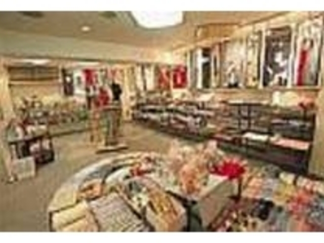 店内には手拭を使ったアイテムが多数並ぶ_永楽屋 細辻伊兵衛商店 本店