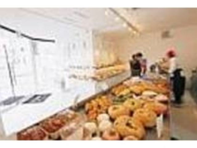 白が基調のシンプルでオシャレな店内_pain+deli garde