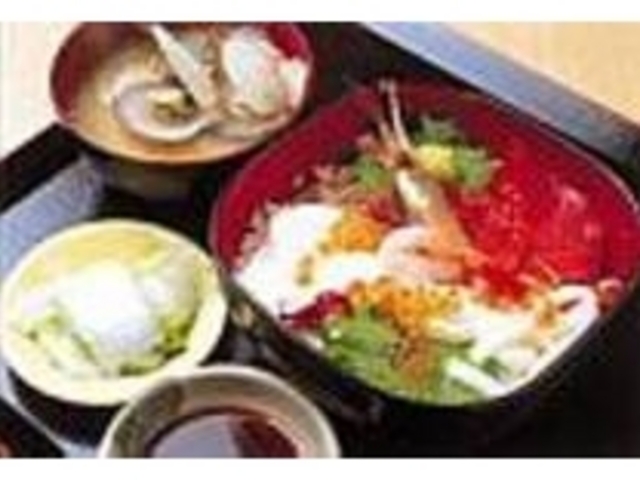 『海鮮どんぶり』にはヤリイカ、甘エビ等が_味利食堂