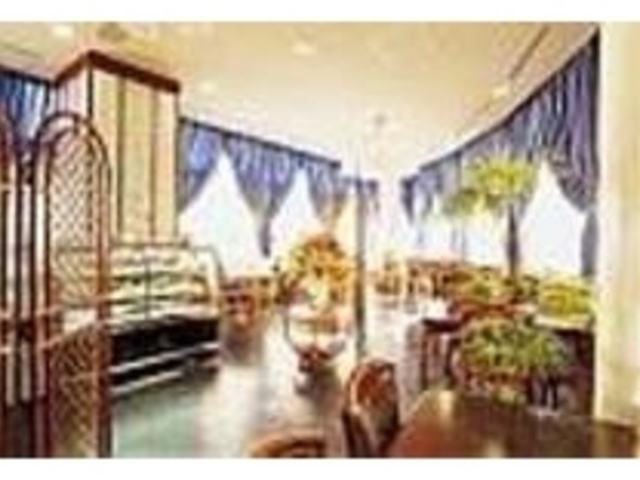 大きな窓から光が差し込む明るい店内_カフェ・ド・アミィ