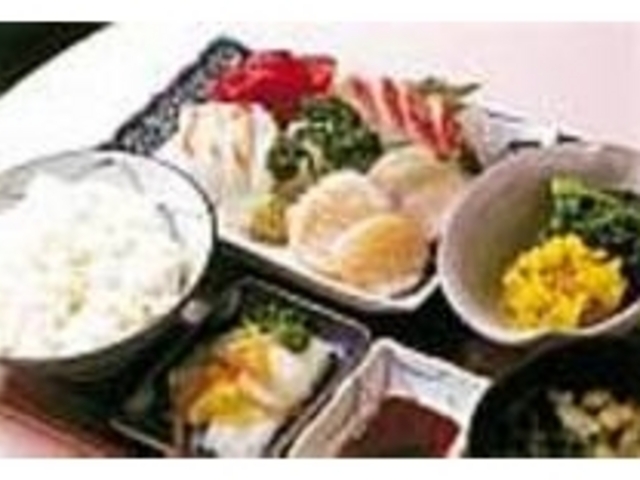 人気の『刺身の盛り合せ定食』(1500円)_丸青食堂