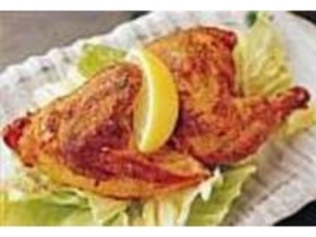 スパイスに漬けた地鶏はパリパリの皮が美味_遊食家ダイニングでめきん