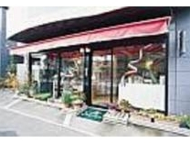 赤いルーフにガラス張りの明るいお店_パティスリー・ドゥ・ジュリアン