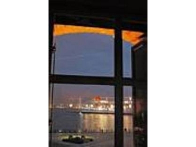 窓からは横浜港の夜景を眺めることができる_Motion Blue yokohama