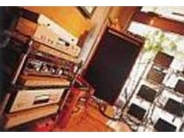 しっとりと落ち着いた雰囲気の店内_cafe JAZZ40/30