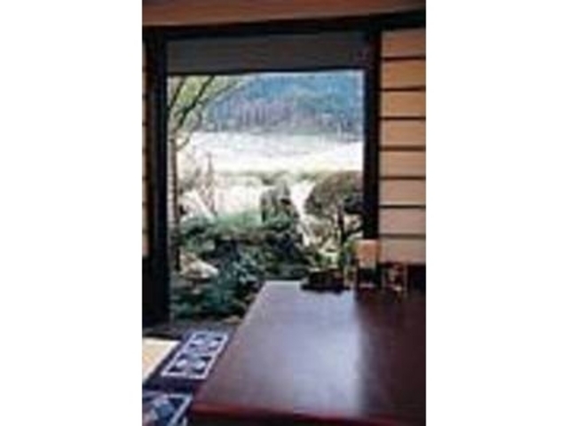 坪庭とススキ野原が観賞できる奥座敷_そば処 穂し乃庵
