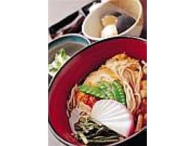 地鶏や山菜が盛られた『大名そば』_そば処 穂し乃庵