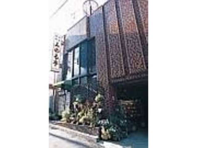 細い路地沿いにある、地元っ子御用達の店_みのる亭
