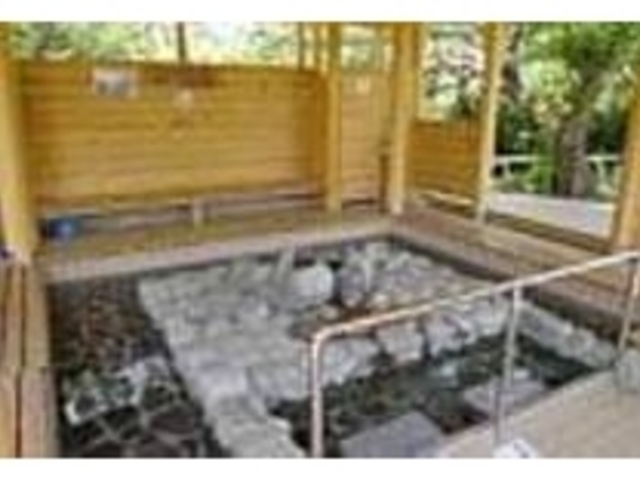 タオルなどはないので、あらかじめ用意して_豊泉の足湯処