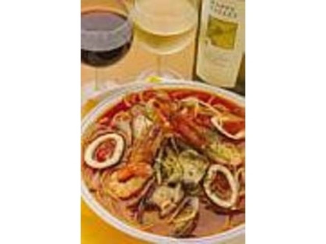 トマトスープ仕立てのパスタ。魚介たっぷり_PATIO