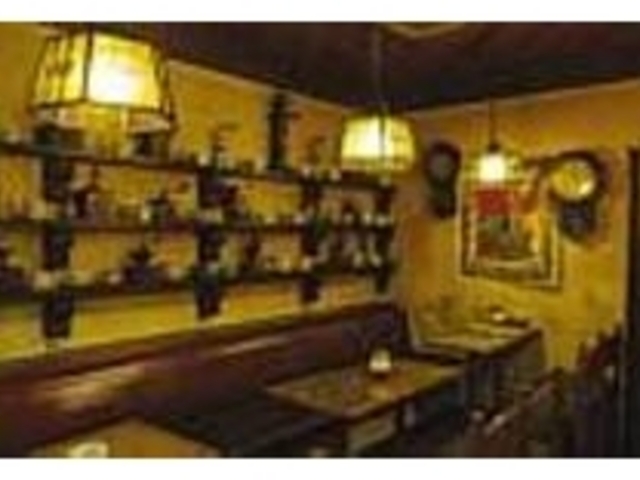 コーヒーミルや古時計がレトロムードを演出_可否館