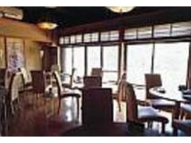 町家を改装した店内。人気の窓際の席_京cuisine The みます屋