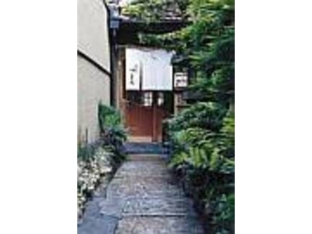京らしさ溢れる路地と玄関の庭_割烹 いいむら