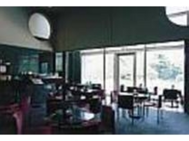 シンプルな空間で、アートの邪魔はしない_Cafe de 505
