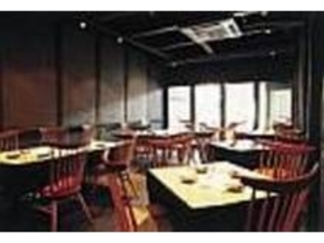 厨房以外は一切の間仕切りがなく開放的_まんざら本店