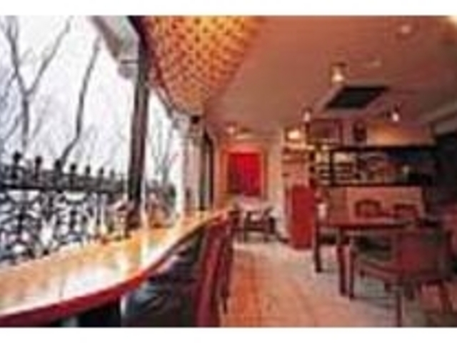 ケヤキが美しい定禅寺通りを見ながらお茶を_ガネッシュティールーム 定禅寺通店