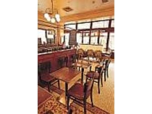 やわらかな陽射しがふりそそぐ店内_BAL MUSETTE