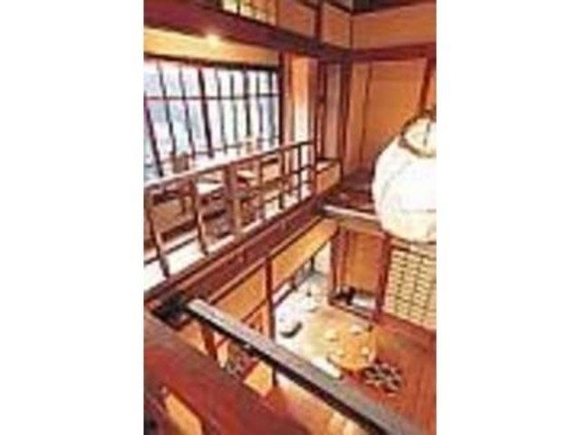 1階はお座敷、2階はソファやテーブル席_hale hale organic cafe by SOLVIVA