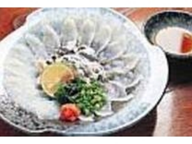 新鮮な『ふぐ刺し』(900円)を味わおう_すし・和風料理 米八