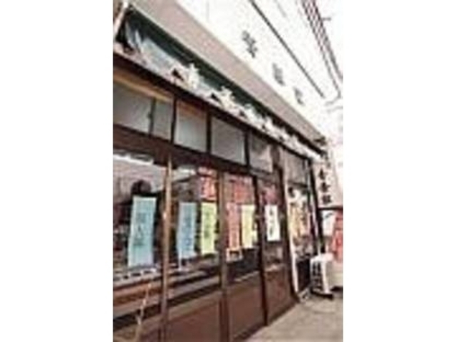 お店の戸には和菓子の商品名がズラリと_青葉家菓子店
