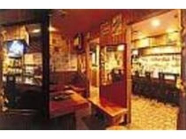 店内はネオン管がほのかな明かりを放つ_K'sBar
