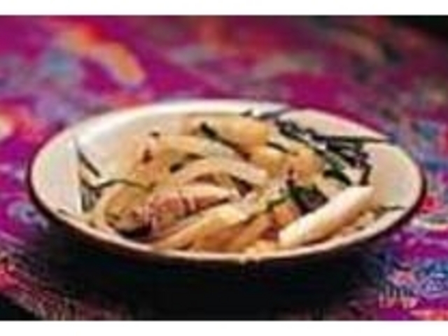 青パパイヤを炒めた『パパイヤイリチー』_びん殿内