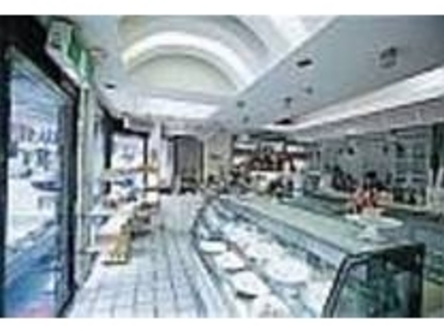 瑞々しい旬のフルーツを店内でも味わえる_フルーツ&パーラー カナ