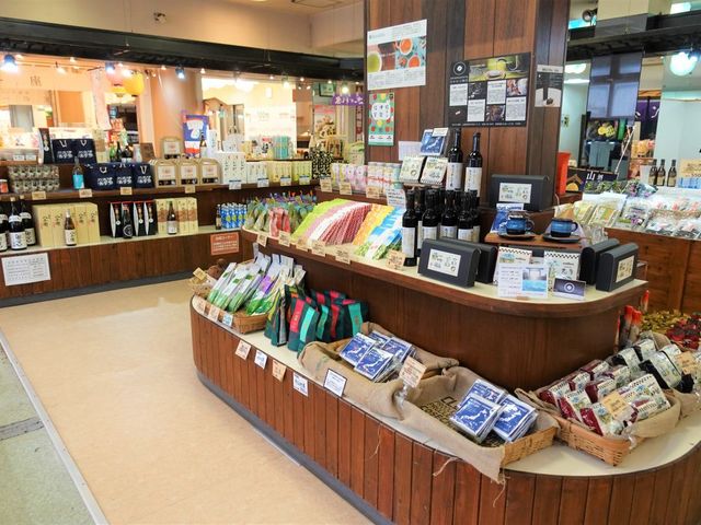 伊勢志摩のお土産がずらっと揃うお土産屋さんが多数並んでいます。旅の思い出にぜひ立ち寄ってみては。_伊勢夫婦岩めおと横丁
