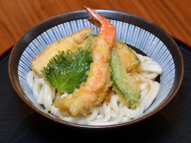 伊勢のご当地グルメ「伊勢うどん」を食べることができます。他にも伊勢ならではのお食事が味わえる飲食店も多数あり。_伊勢夫婦岩めおと横丁