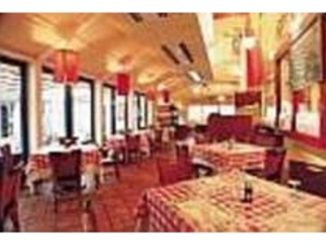 オープンキッチンのある明るい店内_ロッソ・アンティーコ