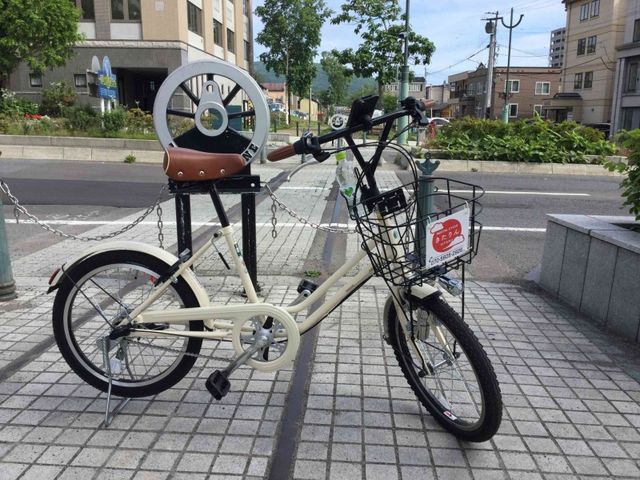旧手宮線をバックにして Aタイプ900円から_小樽レンタル自転車きたりん