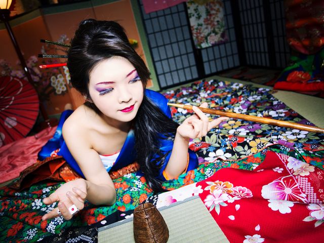 半か丁か!肩を出し、さらしを巻いて、サイコロ片手に壺振り師!_花魁体験スタジオやまと桜
