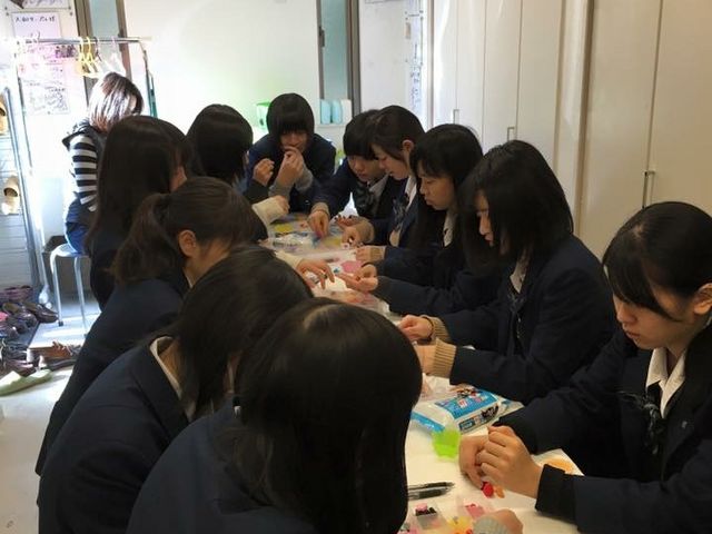 日本各地から修学旅行生徒様もお越しになります_大和サンプル製作所